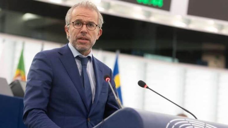 Eurodeputeti holandez kërkon heqjen e masave dhe pranimin e Kosovës në BE