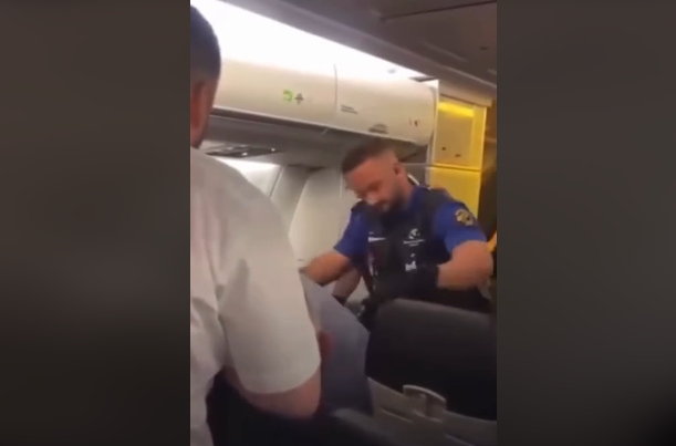Incident në aeroplanin drejt Zvicrës: Një person tenton të hapë derën, ndërhyjnë pasagjerët dhe policia