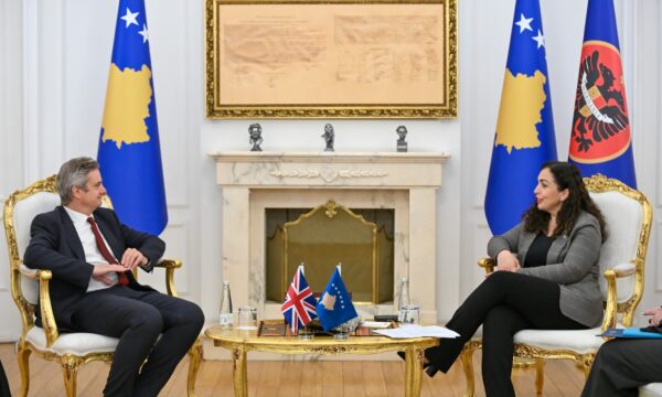Osmani pret ambasadorin britanik, flasin për krijimin e institucioneve e Procesin e Berlinit që do ta organizojë MB