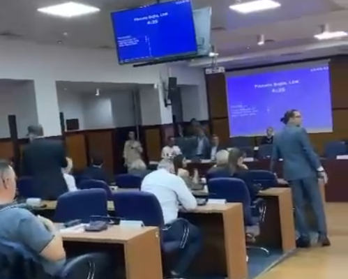 Asambleistët e VV-së e lëshojnë sallën e Kuvendit Komunal në Prishtinë – mungoi kryetari Përparim Rama