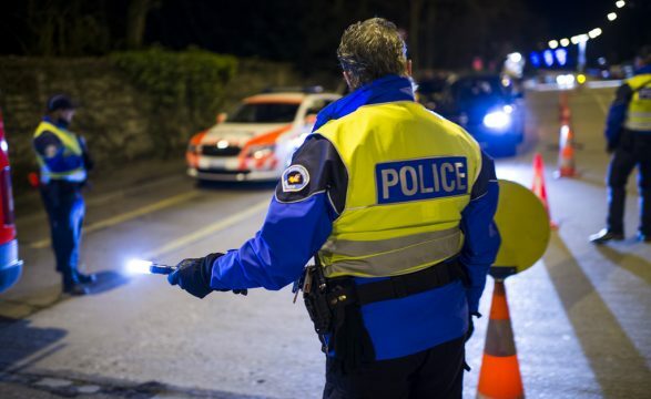 Zvicër: Ndalonin udhëtarët duke u shtirur si policë, tani janë në kërkim nga policia e vërtetë