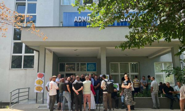 Greva e punëtorëve të sigurimit fizik në QKUK vazhdon, të hënën hapen ofertat e reja
