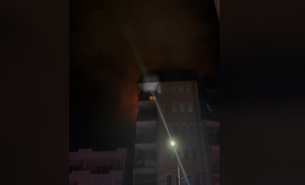 “Lëndohet një zjarrfikës”: Zjarr masiv në lagjen e Muhaxherëve në Prishtinë, mbi 10 ekipe zjarrfikësish në terren, rrezikohet i gjithë objekti