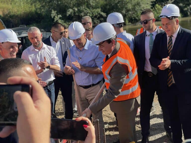 Nis puna për urat e reja mbi Ibër, Kurti, Aliu, Bahtiri e të tjerë e hedhin nga një lopatë cement