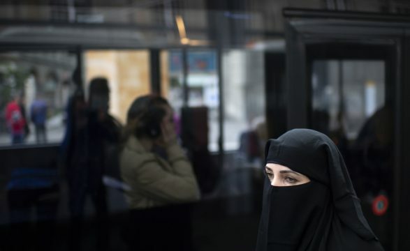 Doli me niqab në vend publik, gjobitet kosovarja në Bernë