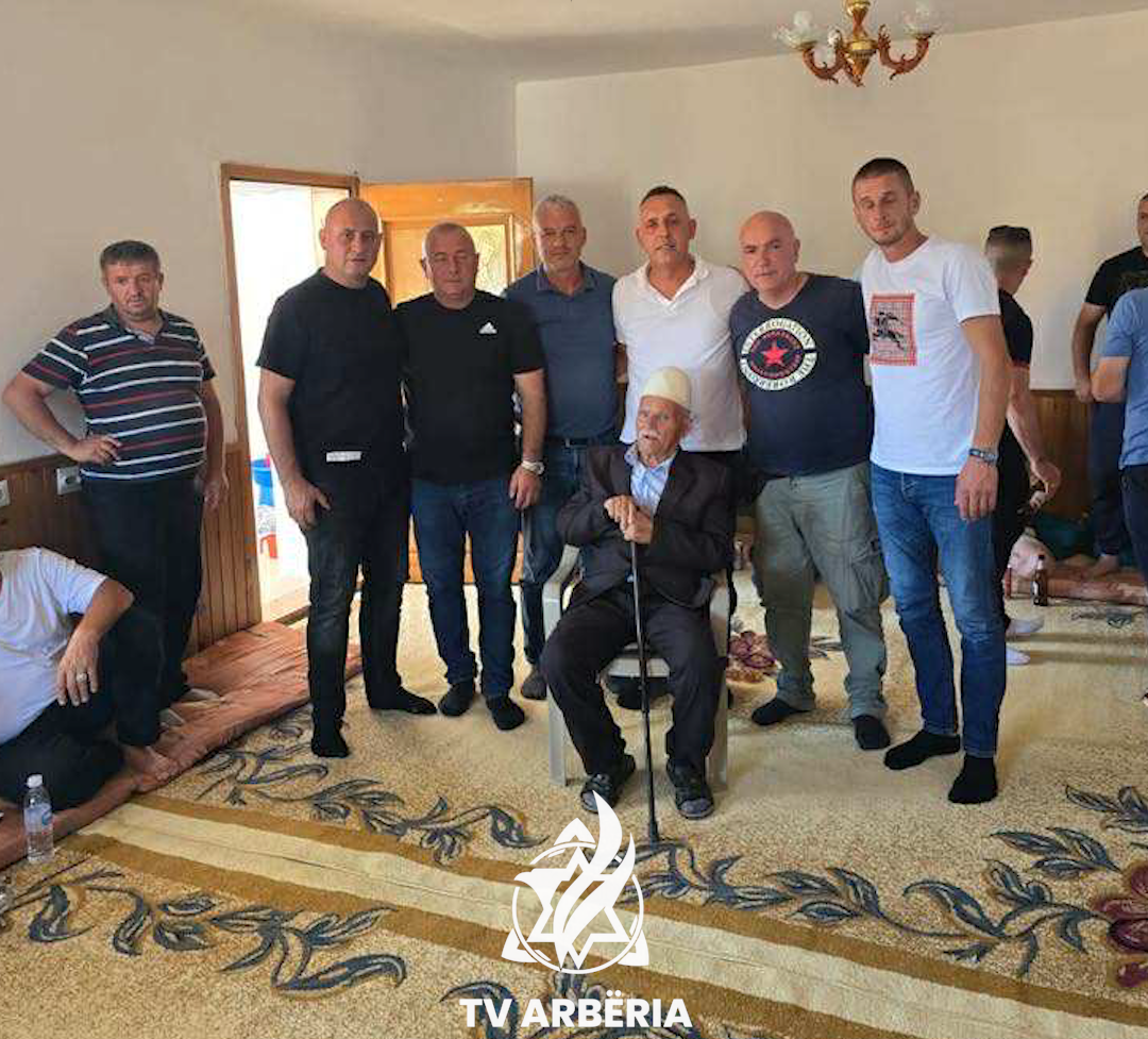(FOTO) Kësaj here në gjendje tjetër e të lumtur: Shoqata për Kërkim Shpëtim takon të moshuarin që e gjetën pasi u zhduk për disa ditë