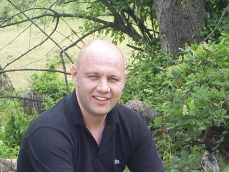 Anglia nis trajtimin revolucionar kundër kancerit me “super jab” – ndërsa Kosova mbetet peng i pasigurisë politike, shëndetësore dhe ekonomike
