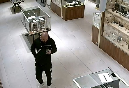 Kërkohet për vjedhje, policia kërkon ndihmë për identifikimin e këtij personi