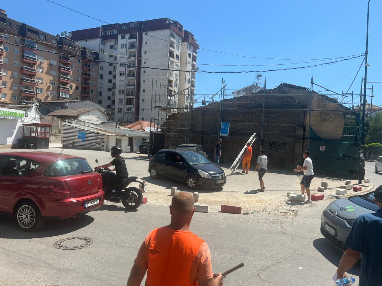 Mbyllen disa parkingje ‘‘ilegale’’ në Prishtinë, Rama: Po ua kthejmë qytetarëve hapësirat publike