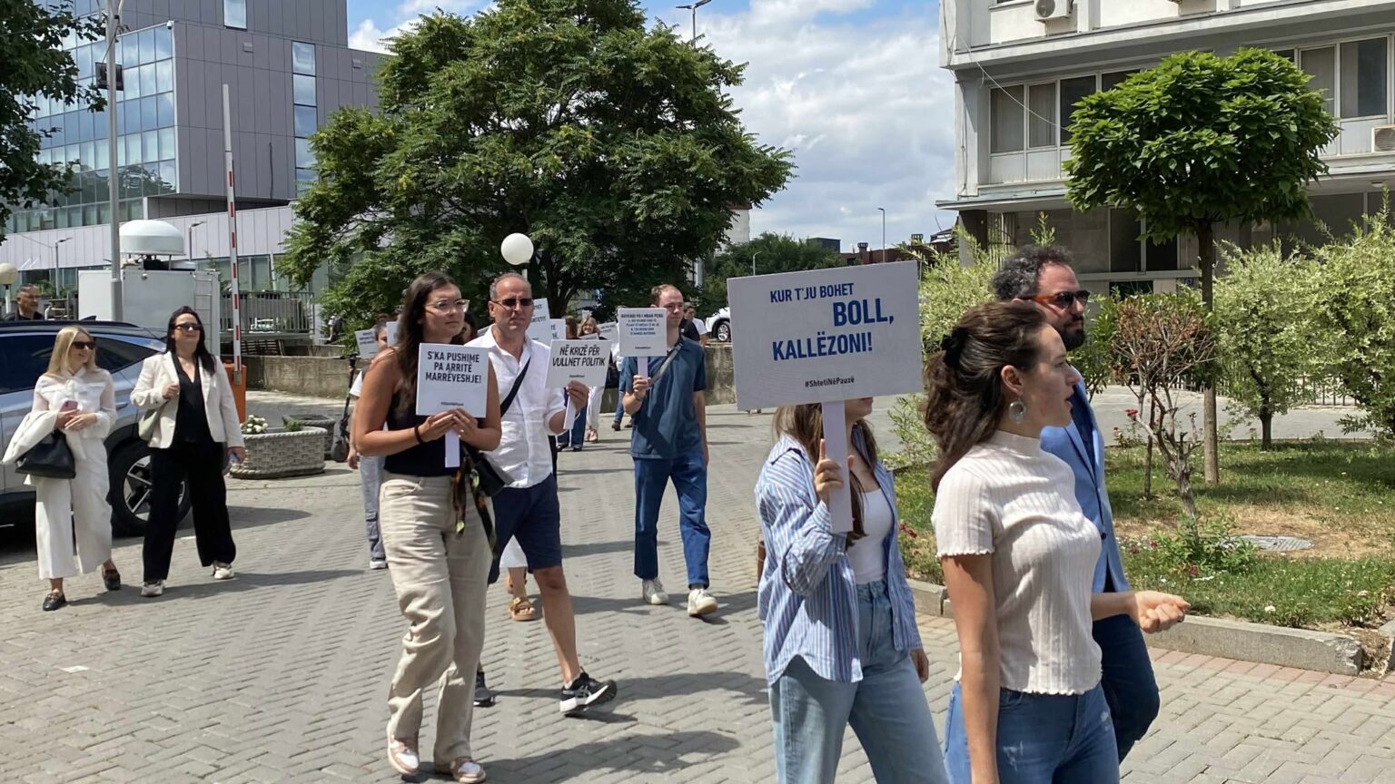 “Loja juaj, pasojat tona”, ‘‘Kur t’ju bohet boll, kallëzoni’’, shoqëria civile rikthehet me protestë para Kuvendit