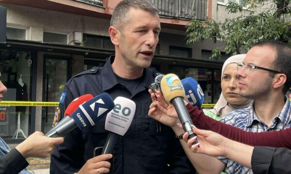 Flakët kapluan një banesë, Gashi: Ndërtesat janë të lidhura, po të mos reagonim shpejt, do të kishte zjarr të përmasave të mëdha