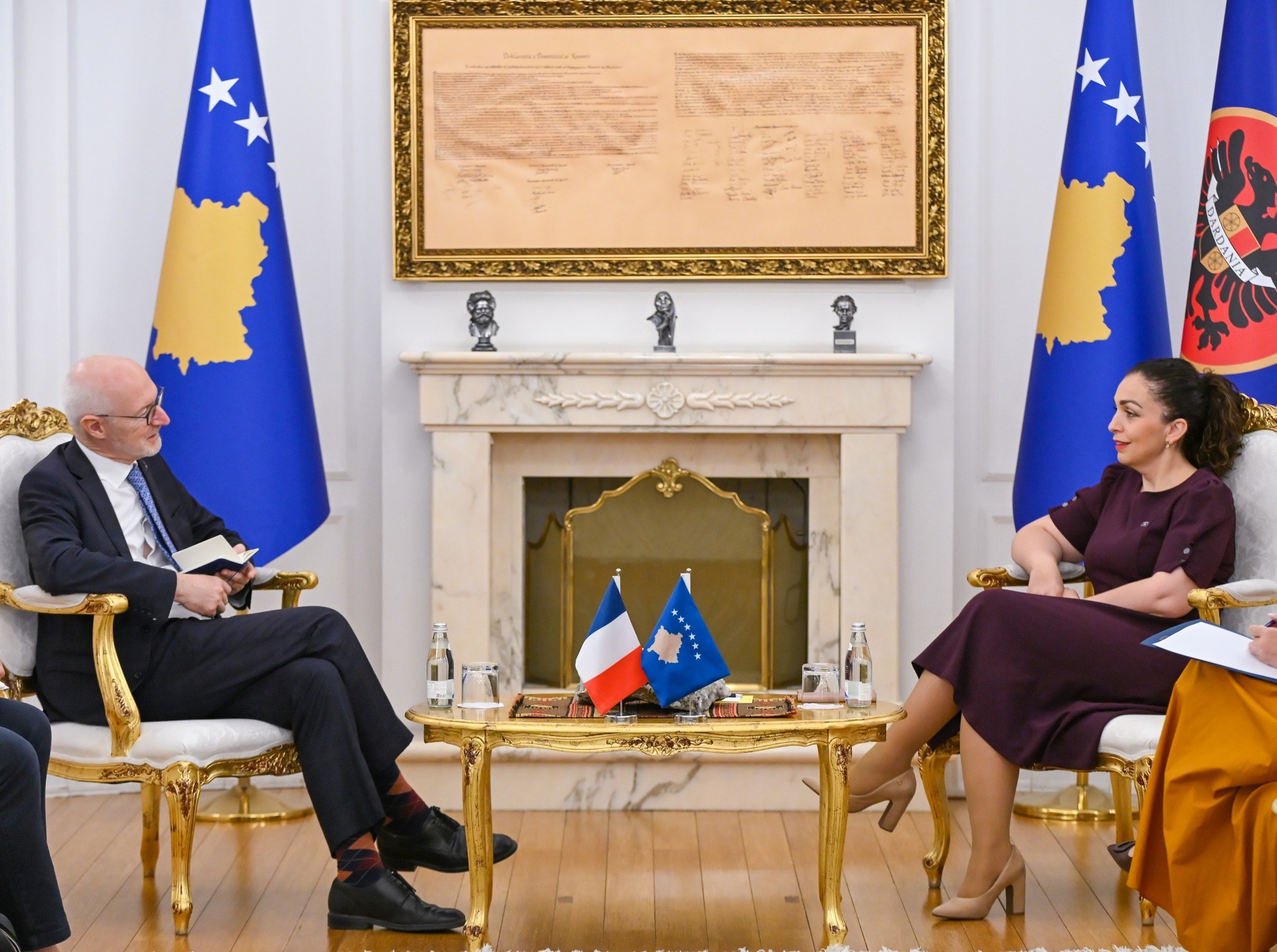 Osmani takohet me ambasadorin francez, flasin edhe për konsultimet me partitë politike