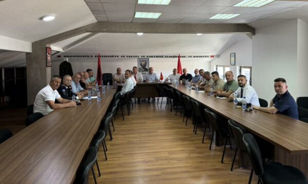 Pak para seancës së 42’të, OVL e UÇK  i çon mesazh Kurtit për krizën dhe sulmet që ia bëri Thaçit e Veselit: Turp, s’do të heshtim