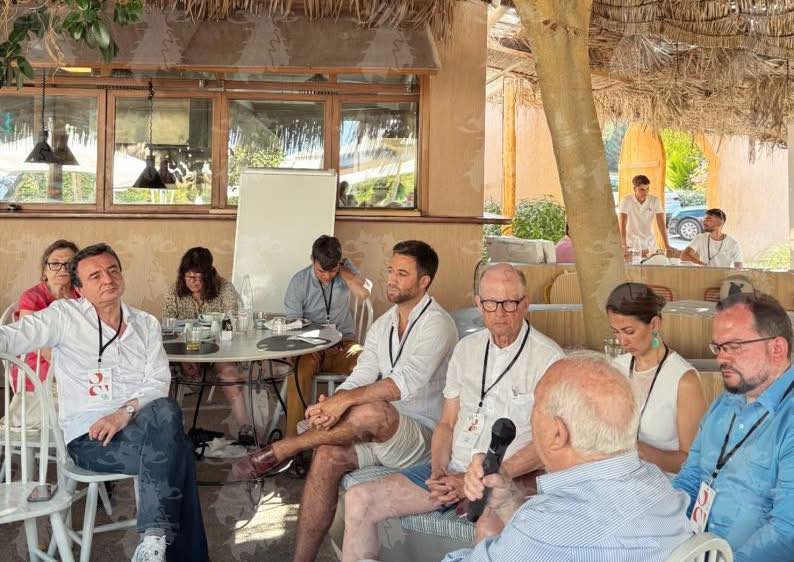 Zogaj për Kurtin: Izoloi vendin, vetë relaksohet si seminarist 22-vjeçar në Greqi
