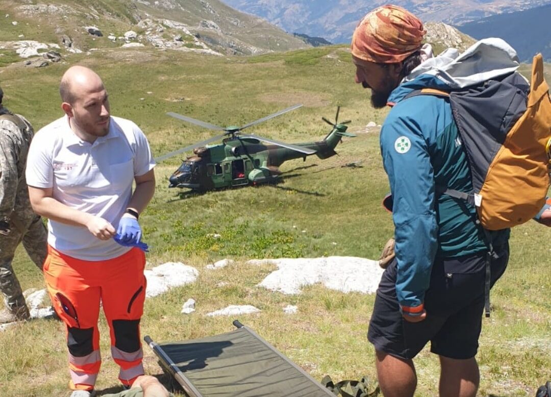 Shpëtohen një shqiptar dhe një turist gjerman që u helmuan nga një bimë në malin e Korabit – autoritetet shqiptare intervenojnë me helikopter