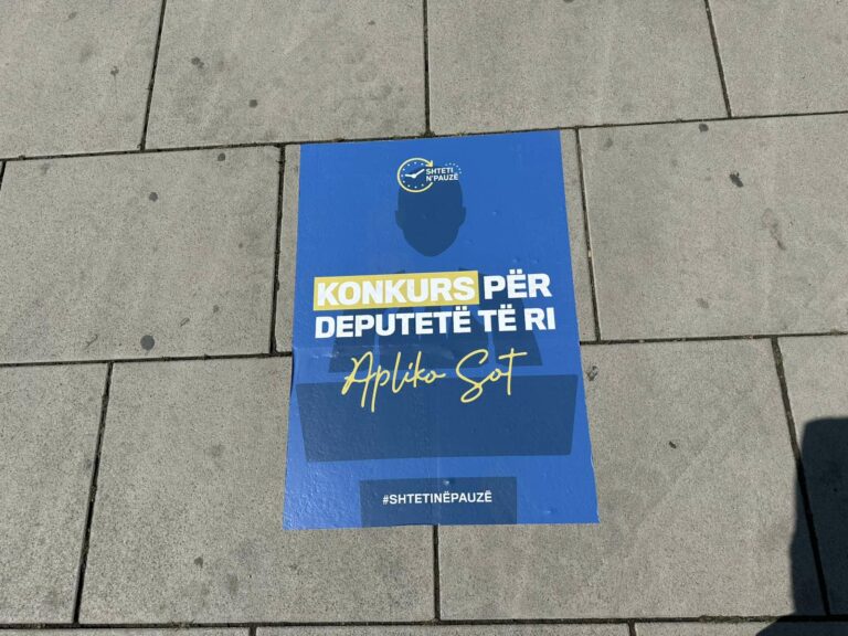 “Konkurs për deputetë të rinj”, nëpër rrugë vendosen fletushka pak para seancës së Kuvendit