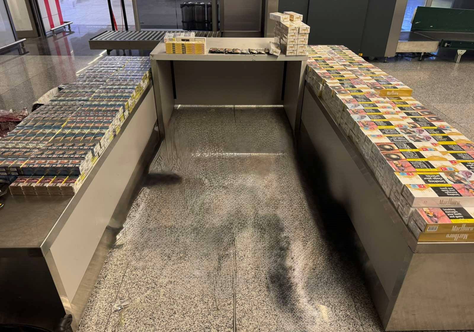 Parandalohet kontrabanda me cigare në Aeroport: Sekuestrohen 375 boksa cigare, arrestohen dy persona