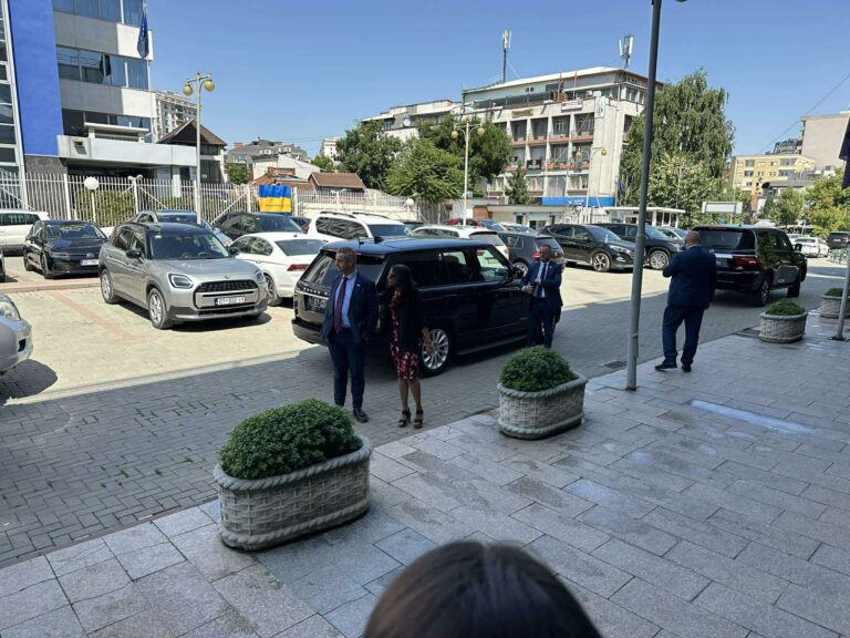 Prattipati e Hargreaves arrijnë në Kuvend pak para seancës