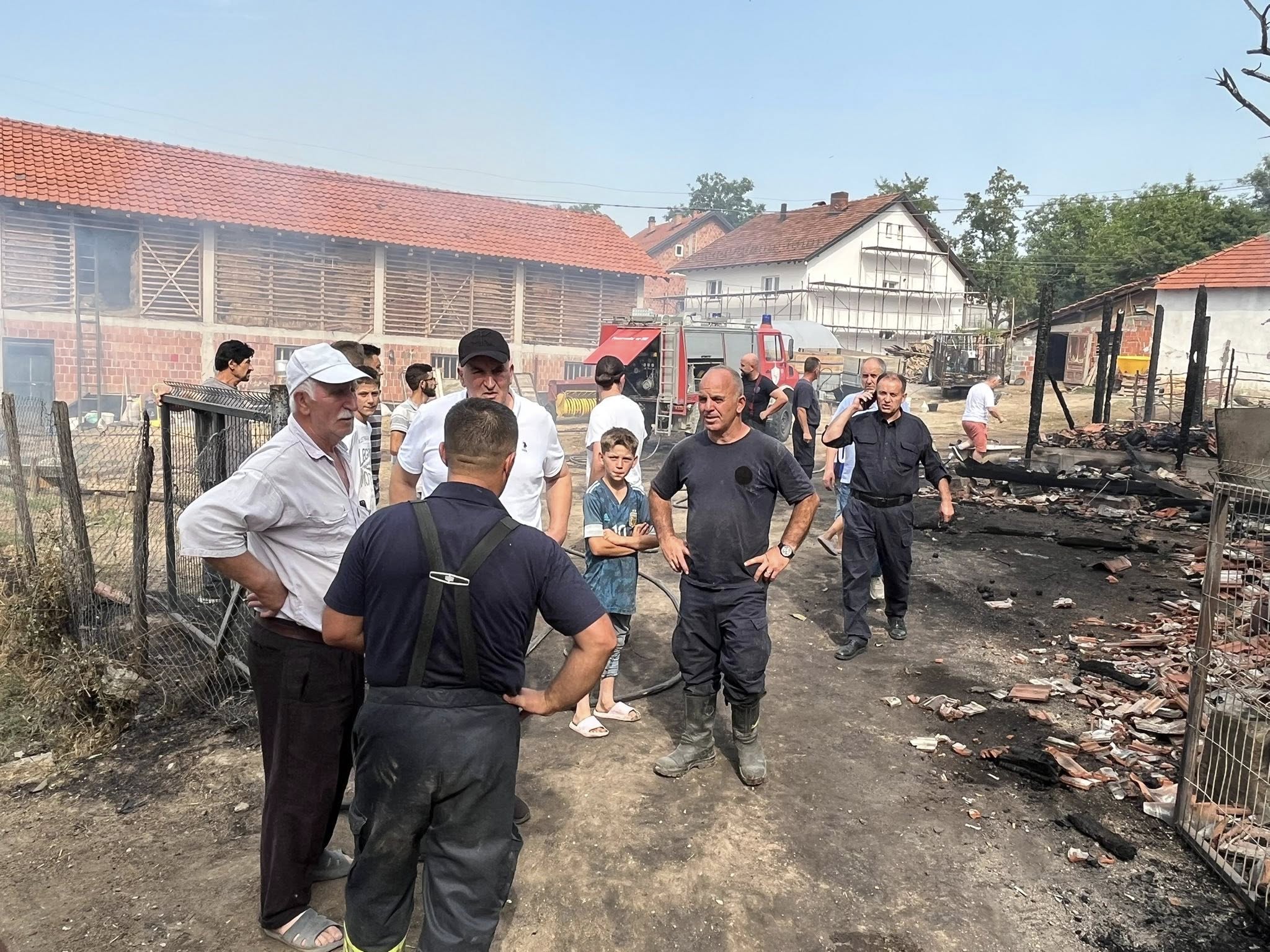 Fermerit nga Stublla e Vitisë i digjet shtalla me 42 dele, zjarrfikësit e shpëtojnë një grua të familjes