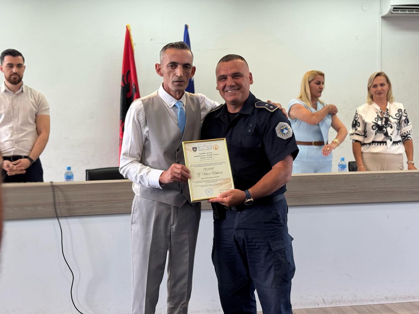 Komuna e Zveçanit shpall “qytetar nderi” Veton Elshanin