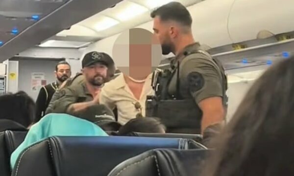 Shakaja e adoleshentit për bombë tmerron pasagjerët në avion, përfundon në pranga