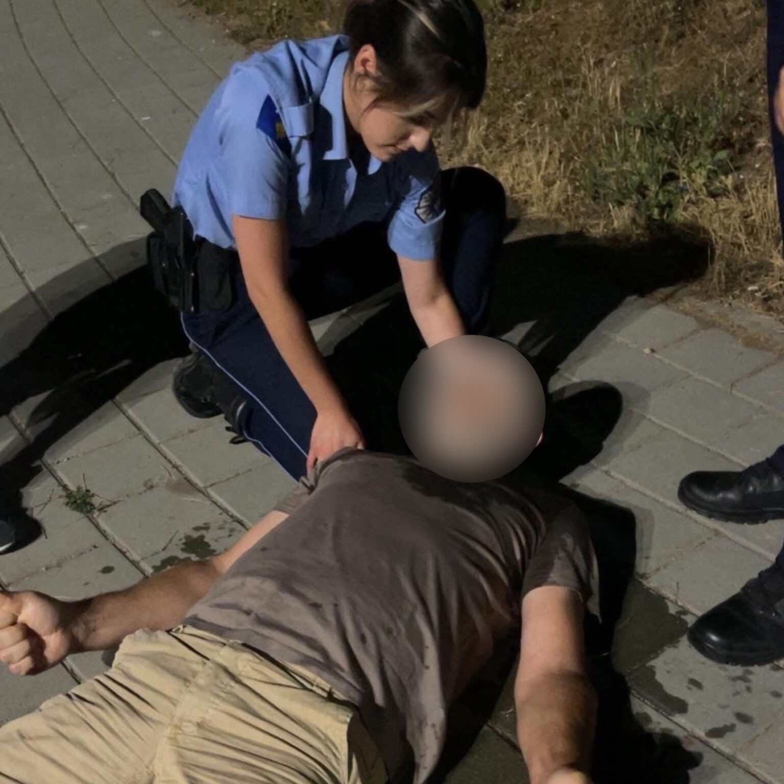 Zyrtarja policore ia shpëton jetën qytetarit