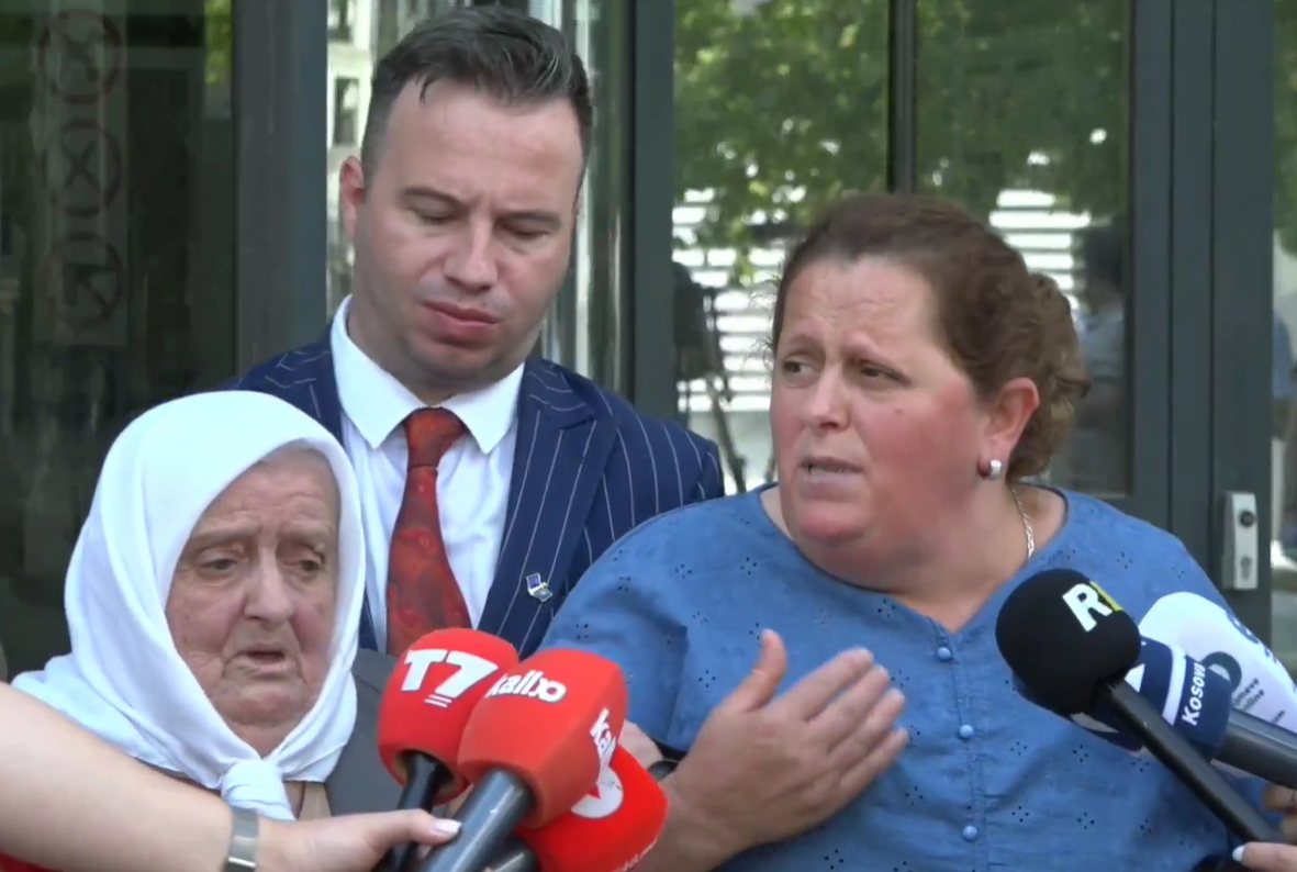 “Duhet me u dënu përjetë”- Dënimi i serbit për krime lufte, familjarët e viktimave shqiptare emocionojnë me fjalët pas vendimit të gjykatës