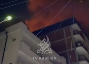 Merr flakë një banesë në lagjen e Muhaxherëve, ndërhyjnë policia dhe zjarrfikësit
