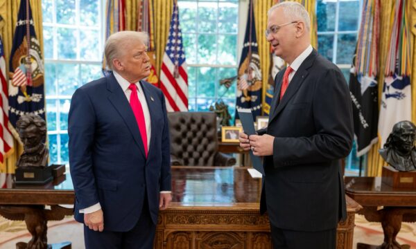 Ambasadori serb ia dorëzon kredencialet Trumpit, e fton të shkojë në Beograd
