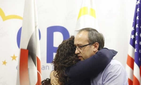 Avdullah Hoti ia kthen Osmanit: E ka hallin që po e dorëzon mandatin, e do të mbahet përgjegjëse për rrënimin e reputacionit të Kosovës