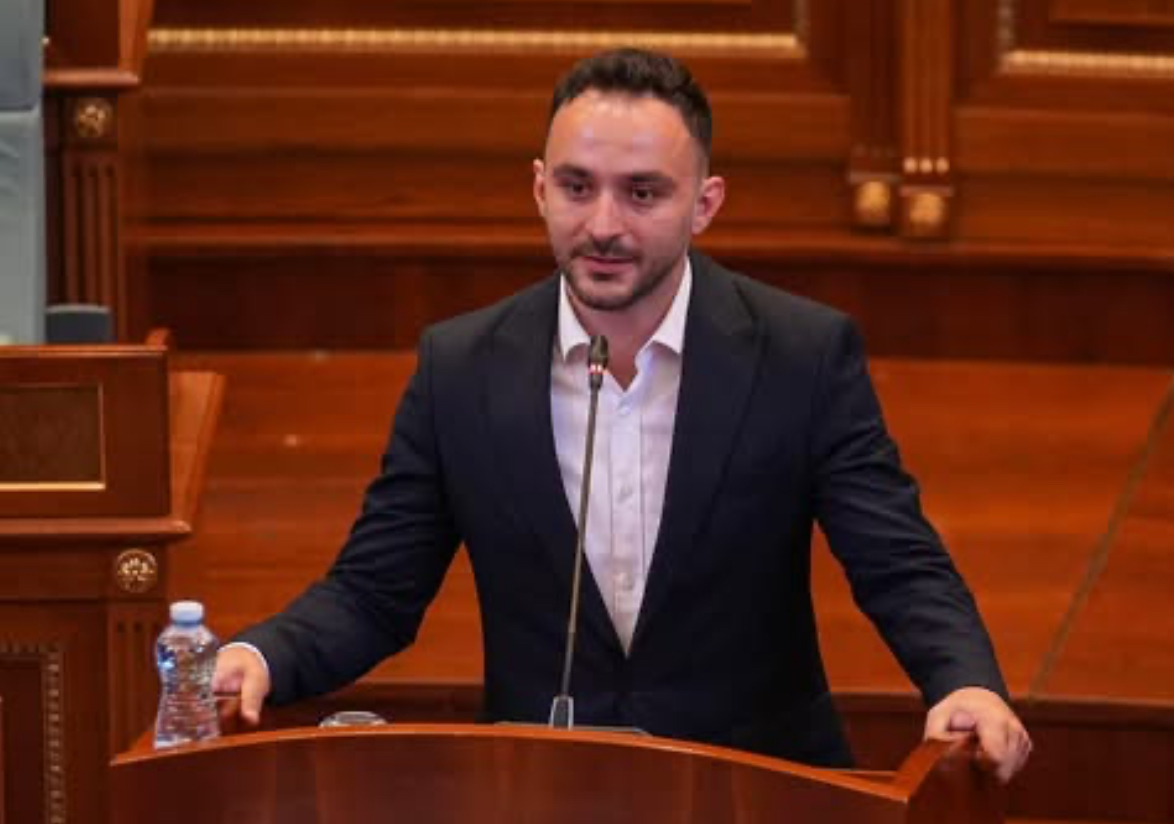 Guri reagon ndaj Pacollit: Boll e meçme – kur iu jep vëllait e dajës nga 100 mijë euro, e burrit 52 mijë euro, e punëson edhe kunatin