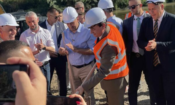 Gurthemelet në Mitrovicë, KFOR: Kemi prezencë të përhershme mbi Urën kryesore të Ibrit dhe zonat përreth, monitorojmë vazhdimisht situatën