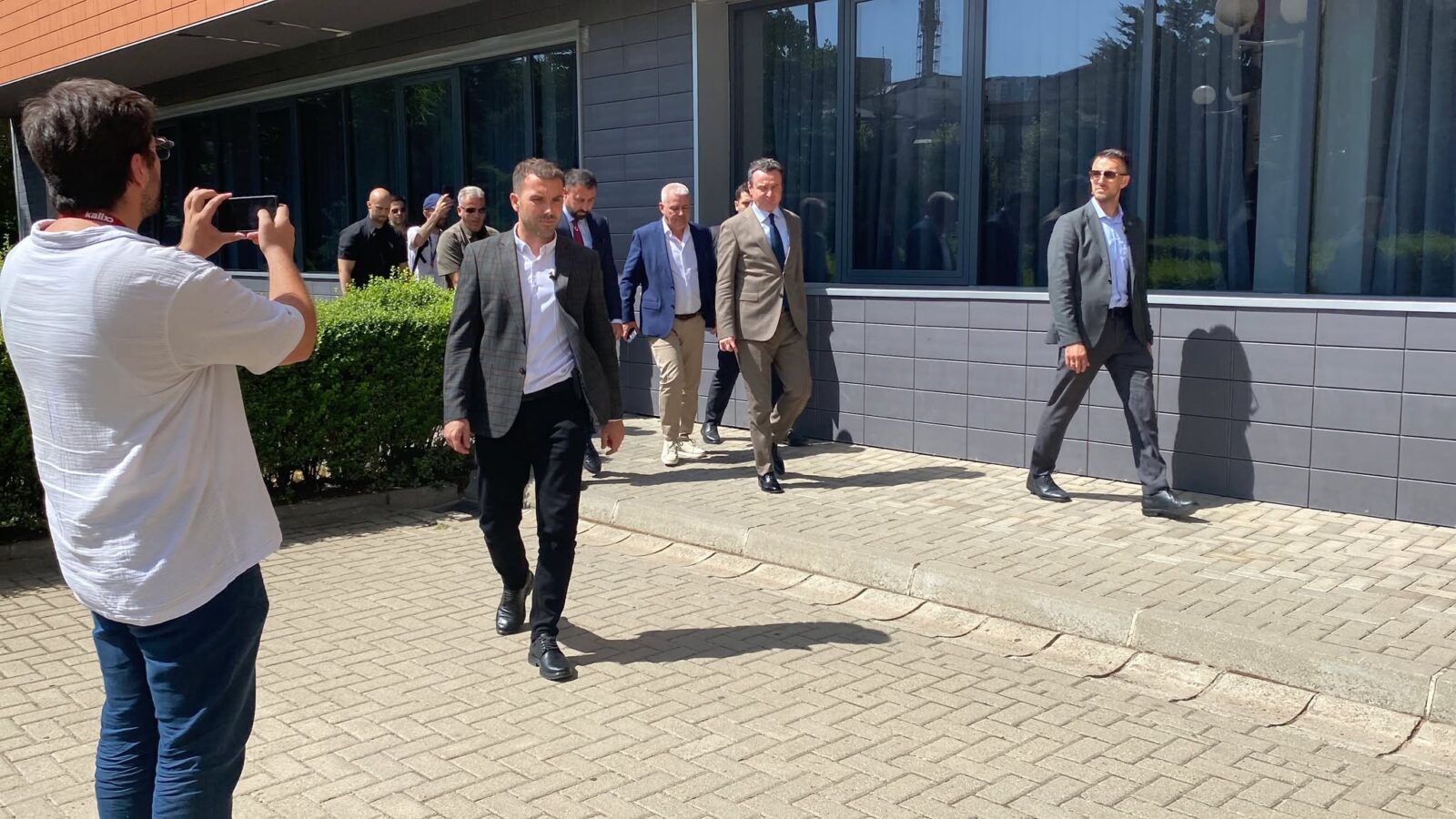 Kurti “pa fjalë” edhe sot para gazetarëve