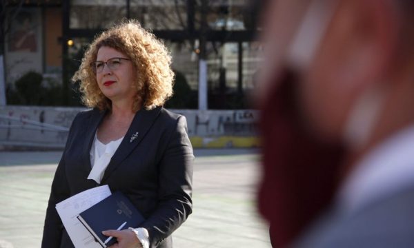 Brenda është mbrojtur në heshtje, para mediave Ministrja Hajdari shpërthen në akuza ndaj prokurorisë
