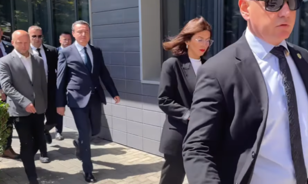 Kurti është kthyer nga ishulli grek, gazetarët e pyesin a do ta bëjë Limajn Kryeparlamentar