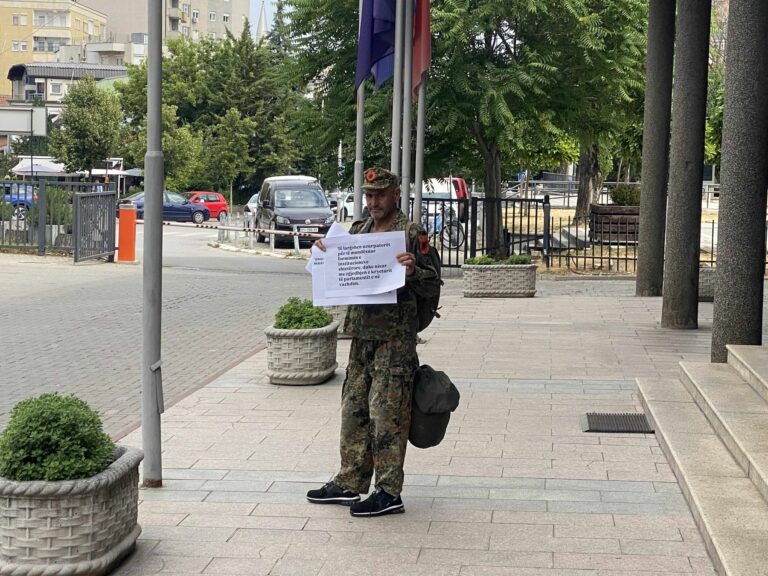 Protesta e qytetarit me uniformë të UÇK-së para Kuvendit