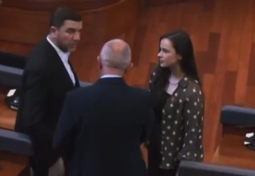 VIDEO: Momenti kur deputetët e PDK-së evakuohen nga salla e Kuvendit pas alarmit për bombë