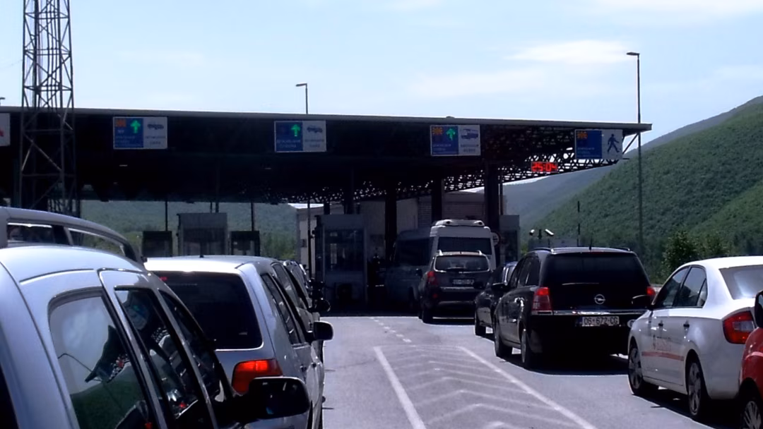 Bie sistemi i policisë maqedonase, krijohen kolona të gjata në kufirin me Kosovën