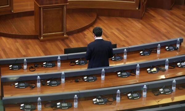 Profesori amerikan: Kurti duhet t’i japë fund bllokadës politike, nuk do t’i dalë mirë në zgjedhje të reja