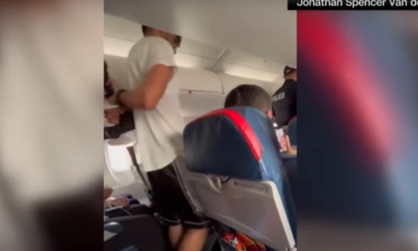 23 vjeçari shqiptar tenton ta hapë derën emergjente në mes të fluturimit, arrestohet pasi aeroplani bën ulje emergjente