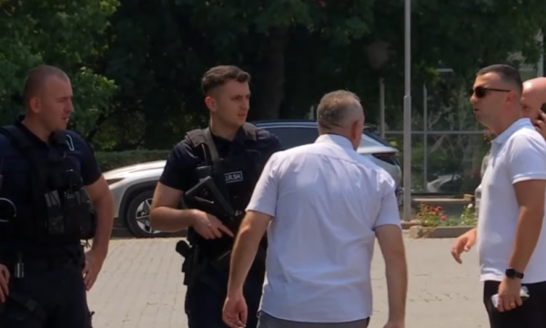 Njësia e Reagimit të Shpejtë të Policisë së Kosovës arrijnë afër Kuvendit e Qeverisë