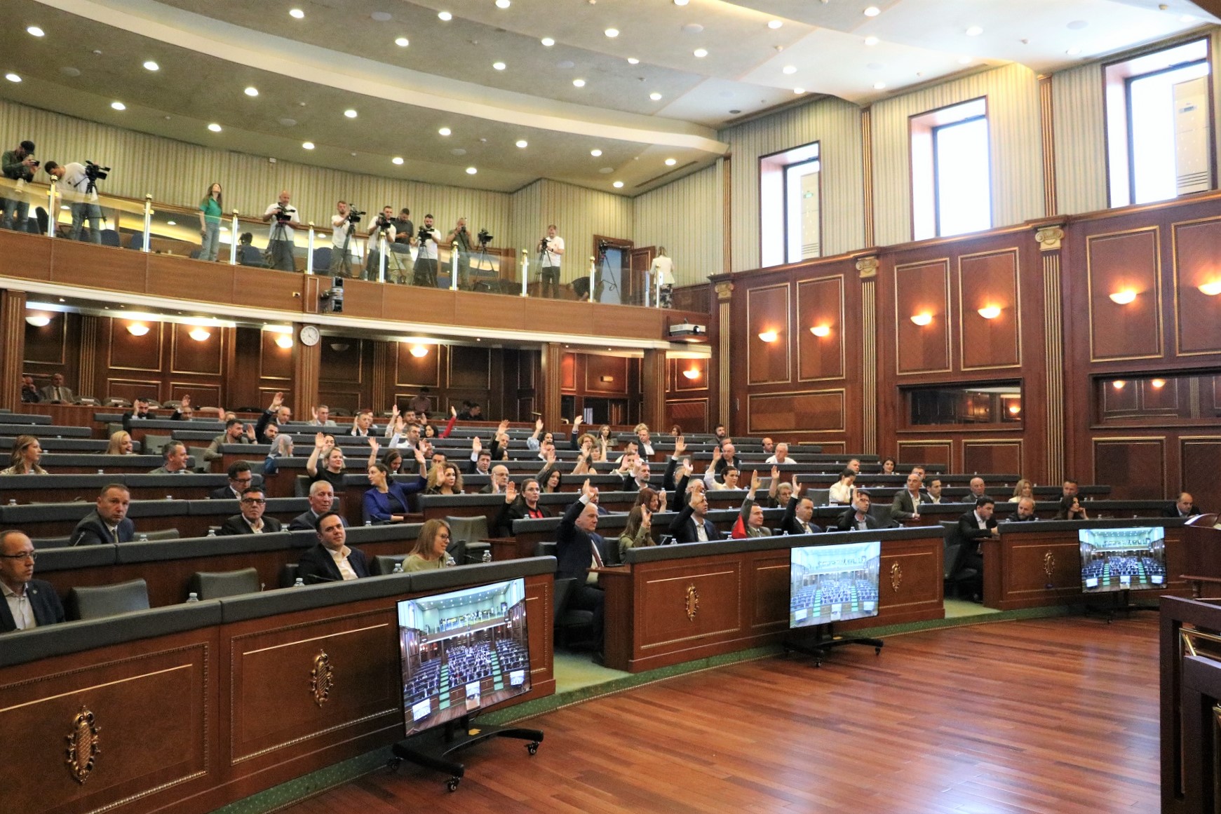 Mbi 230 mijë euro paga për deputetët për as 2 orë seanca në total për 1 muaj
