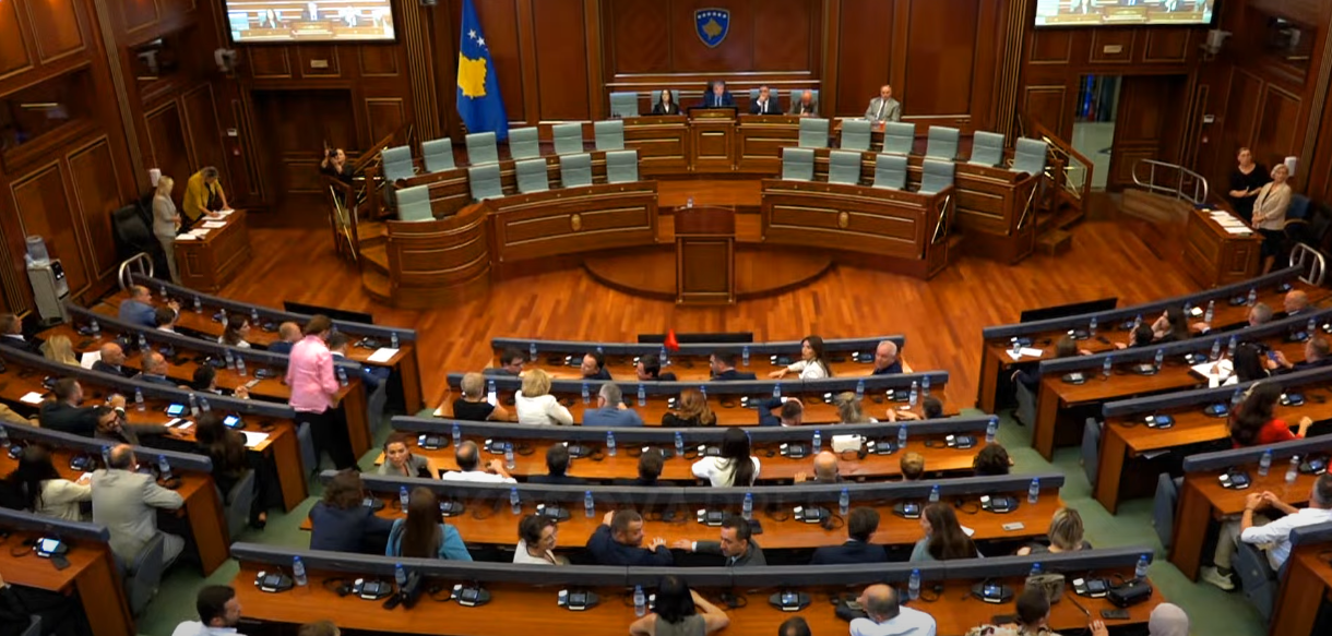 Sot hyn në fuqi masa e përkohshme e Gjykatës Kushtetuese, zgjat deri më 8 gusht