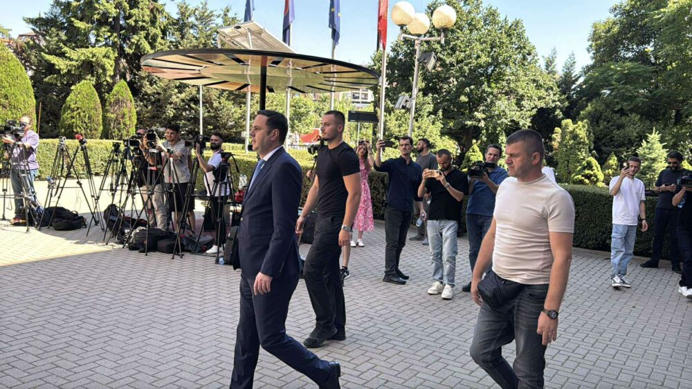 Abdixhiku arrin në Presidencë për takim me Osmanin