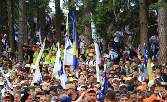 Mijëra njerëz marshojnë në kujtim të viktimave të gjenocidit të Srebrenicës