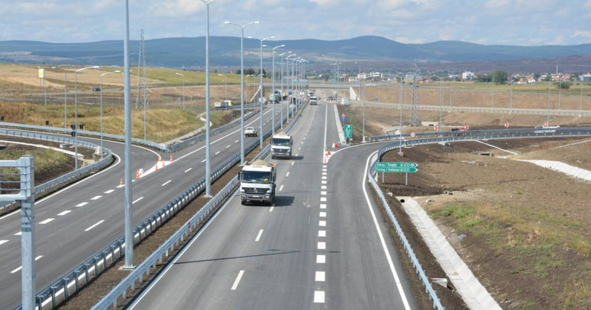 Nga nesër ndalohet qarkullimi i automjeteve mbi 15 T nga ora 11:00 deri në 17:00