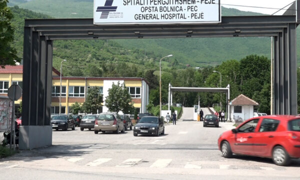 Një burrë rreth të 50’ave dërgohet pa shenja jete në spitalin e Pejës, Policia: Rasti ka noddhur në rrethana të paqarta
