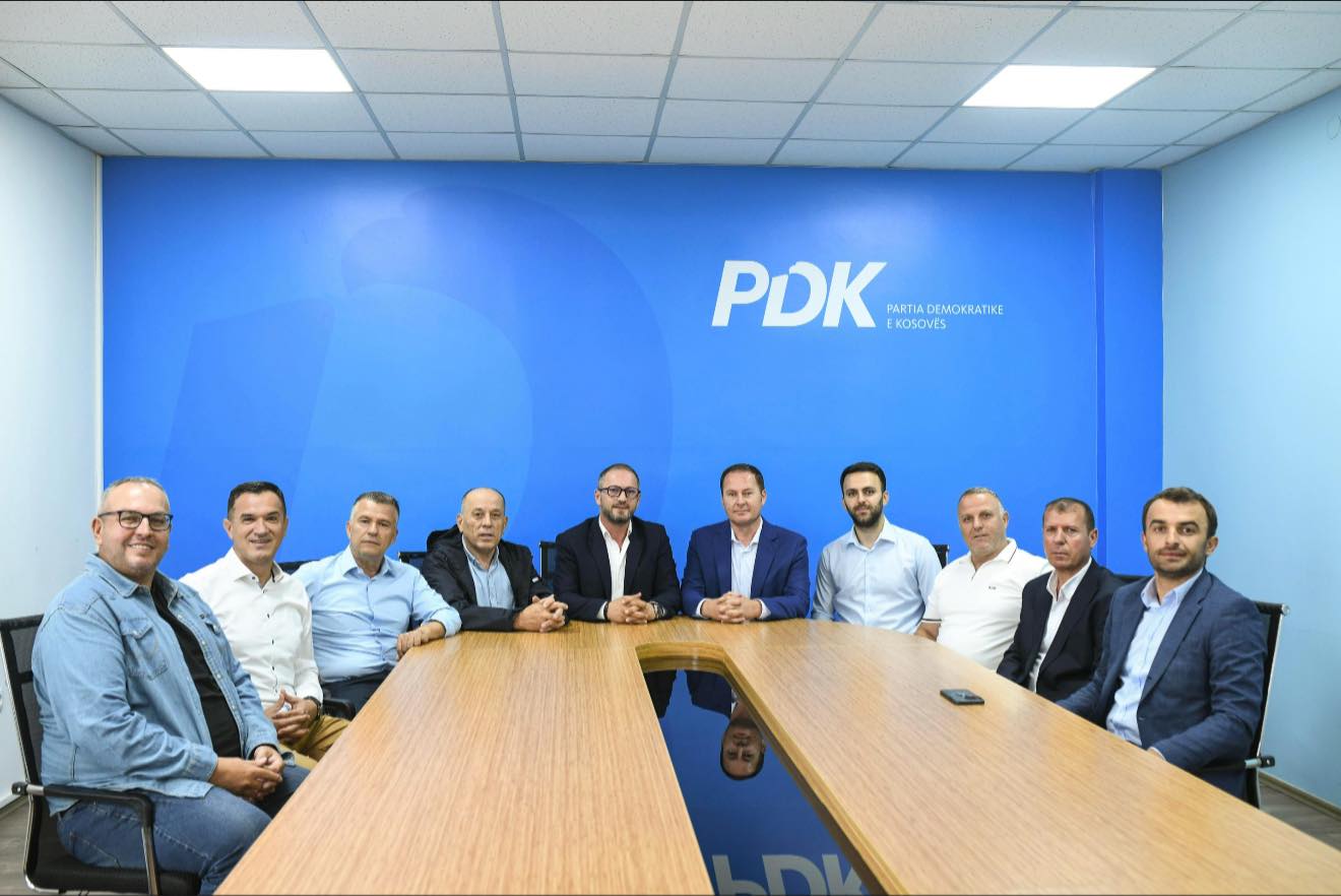 Deputetë dhe zyrtarë të PDK-së nga Drenasi në mbështetje të Petrit Hajdarit