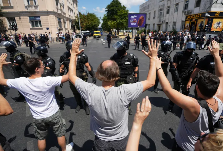 Tensione të mëdha në Beograd e Novi Sad, ndërhyn policia