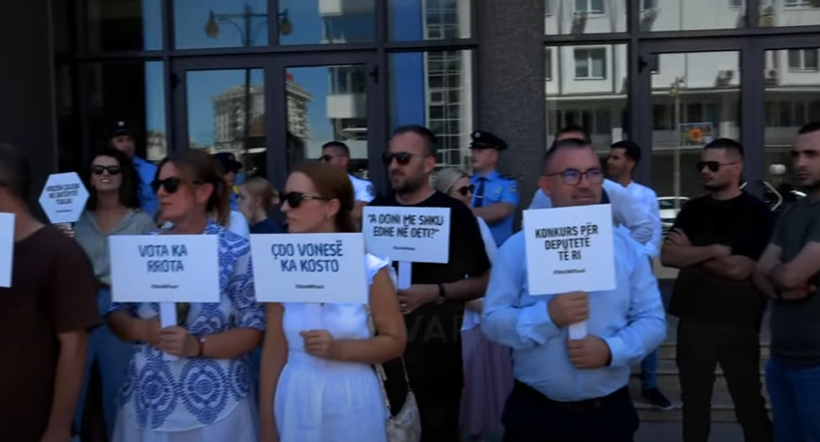 “Konkurs për deputetë të rinj”: Protestohet para Kuvendit, deputetët përcillen me vërshëllima